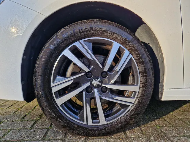 Peugeot 208 1.2T 100pk Allure Pack 2023 Benzine 25
