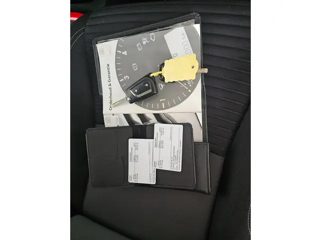 Toyota Yaris 1.5 Hybrid Design Red 2017 Hybride Benzine 18