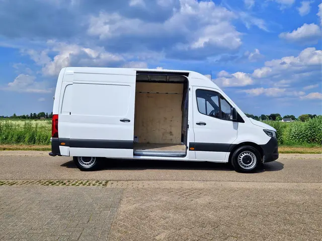 Mercedes-Benz Sprinter 211 1.9 CDI L2 H2 2022 Diesel 24