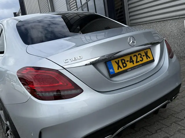 Mercedes-Benz C-Klasse 180 AMG 2018 Benzine 24