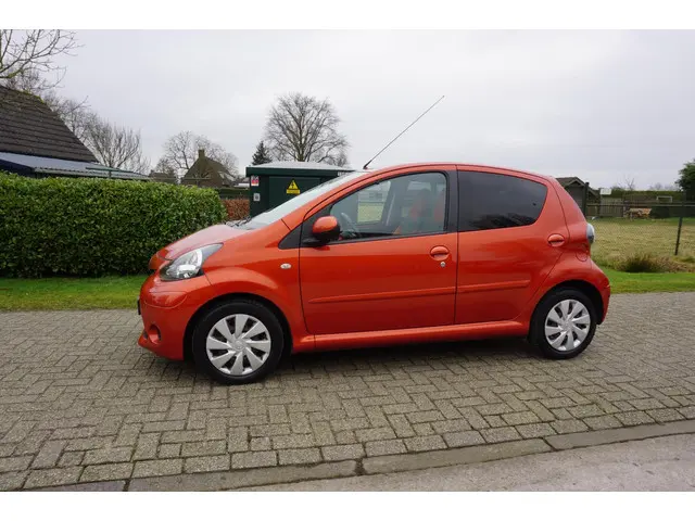 Toyota Aygo 1.0 VVT-i Dynamic Orange LED 2012 Benzine 4