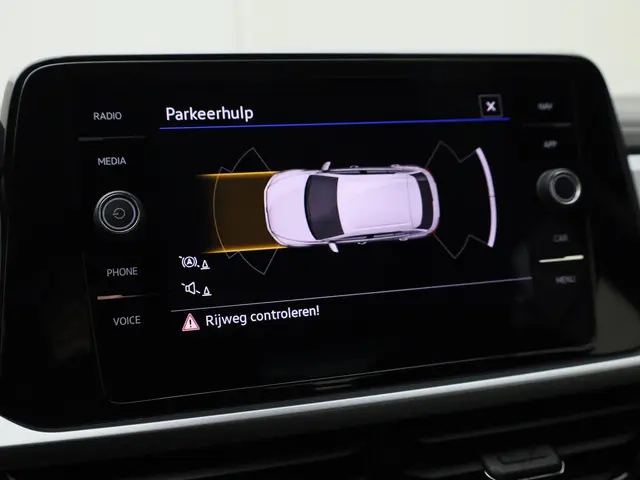 Volkswagen T-Roc 1.0TSI/110PK Life 2023 Benzine 10