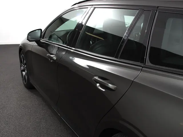 Volvo V60 2.0 B4 R-Design 2022 Benzine 27