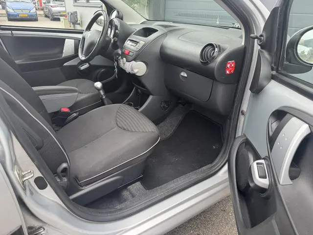 Peugeot 107 1.0 Active 2012 Benzine 14