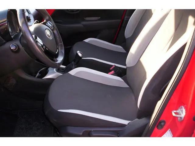 Toyota Aygo 1.0 VVT-i x-play 2014 Benzine 11