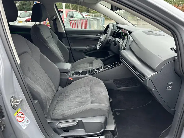 Volkswagen Golf 1.5 eTSI 150PK DSG Style 2023 Benzine 12