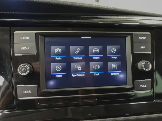 Volkswagen Transporter 2.0 TDI L2H1 2023 Diesel 11
