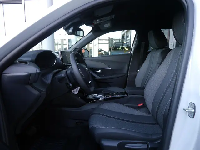 Peugeot 2008 1.2 Hybrid 145 Allure 2025 Hybride Benzine 8