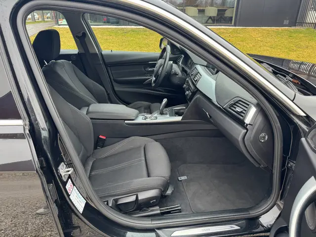 BMW 3 Serie Touring 318i Executive 2017 Benzine 25