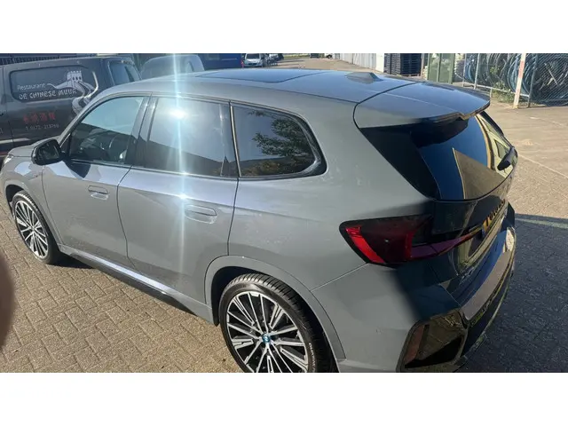 BMW iX1 XDrive30 Launch Edition 67 kWh 2022 Elektrisch 6