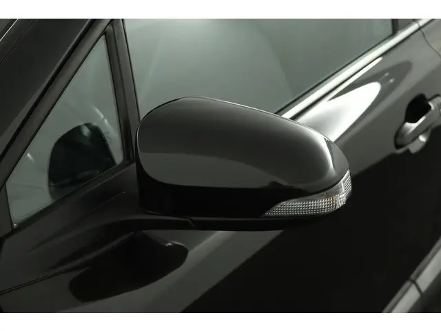 Toyota C-HR 1.8 Hybrid Executive 2017 Hybride Benzine 35