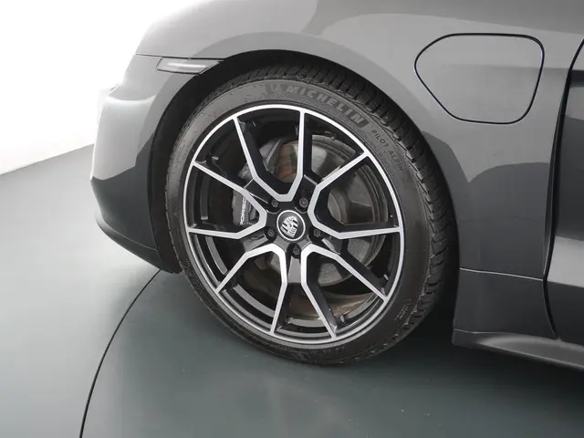 Porsche Taycan Performance 84 kWh 2023 Elektrisch 14