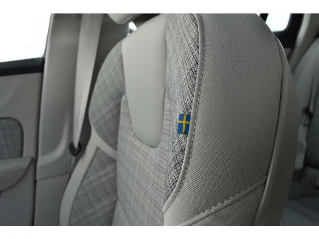 Volvo V60 B4 Core #CityWeaveBekleding 2022 Benzine 8