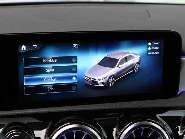 Mercedes-Benz A-Klasse 200 AMG Line 2022 Benzine 27