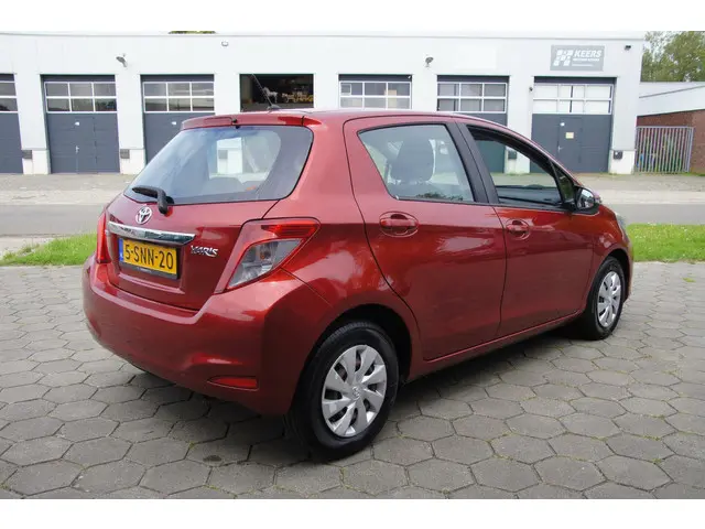 Toyota Yaris 1.3 VVT-i Now 2013 Benzine 6