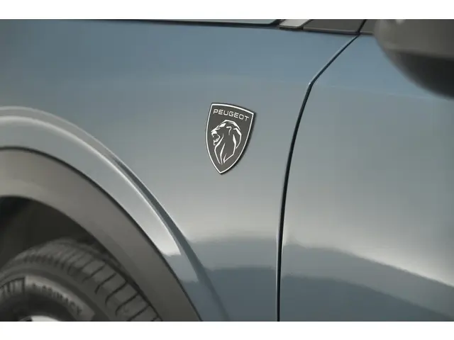 Peugeot 3008 1.2 Hybrid 145 GT 2025 Hybride Benzine 18
