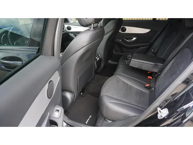 Mercedes-Benz GLC Coupé 300 245pk 4MATIC 2017 Benzine 23