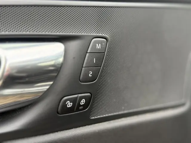 Volvo XC60 2.0 T6 AWD R-Design 2018 Benzine 24