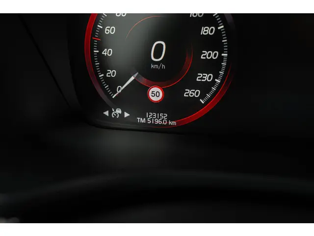 Volvo V60 2.0 B4 R-Design 2020 Benzine 30