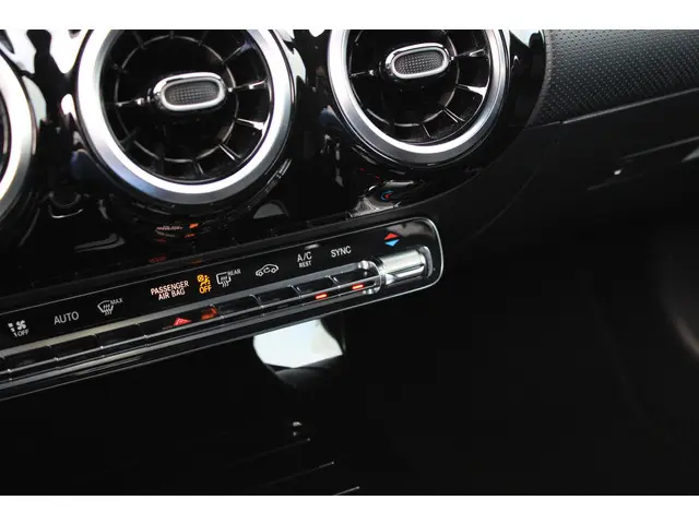 Mercedes-Benz A-Klasse 180 AMG 2019 Benzine 17