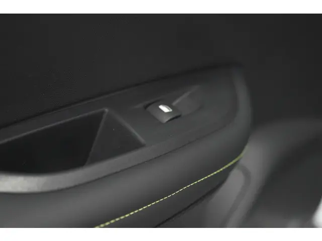 Peugeot 2008 Hybrid 136 e-DSC6 GT 2024 Hybride Benzine 33