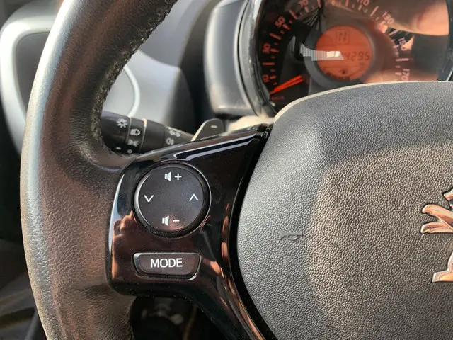 Peugeot 108 1.0 VTi Active, AUTOMAAT, AIRCO 2017 Benzine 12