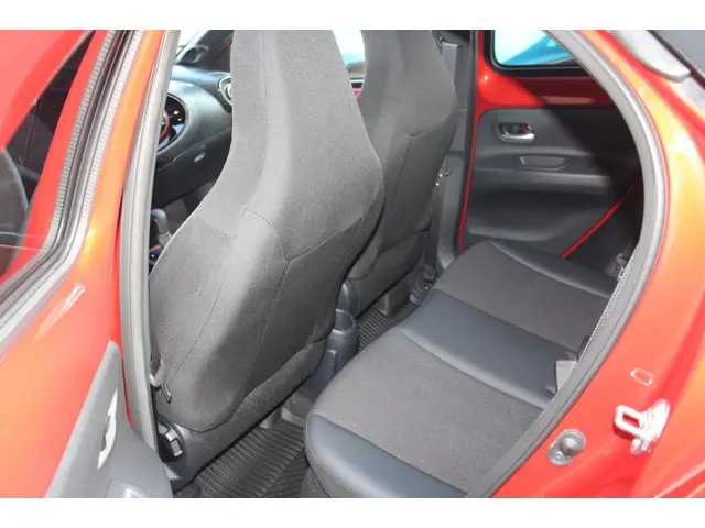 Toyota Aygo X 1.0 VVT-i S-CVT first 2023 Benzine 9