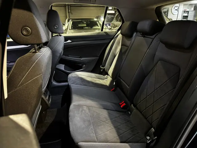 Volkswagen Golf 1.0 TSI Life Business 2023 Benzine 24