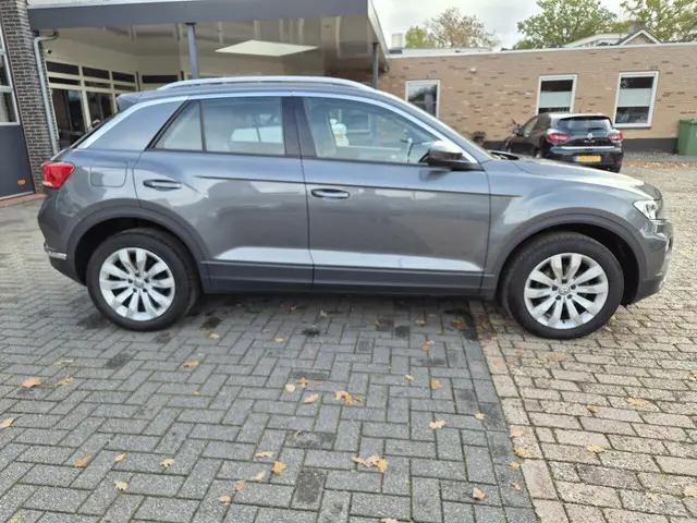 Volkswagen T-Roc 1.5 TSI Style Business 2020 Benzine 12