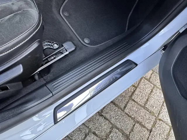 Volvo V40 2.0 T2 R-Design 2016 Benzine 19