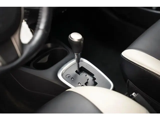 Toyota Yaris 1.3 VVT-i[5-Deurs Leder Navi] 2016 Benzine 22