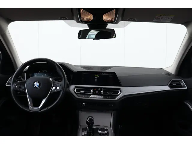 BMW 3 Serie Touring 318i Executive Edition 2020 Benzine 17