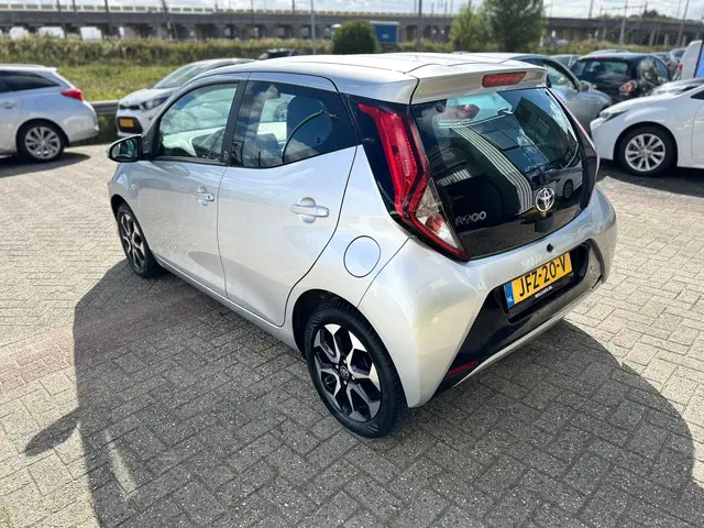 Toyota Aygo 1.0 VVT-i x-play, AUTOMAAT 2021 Benzine 4