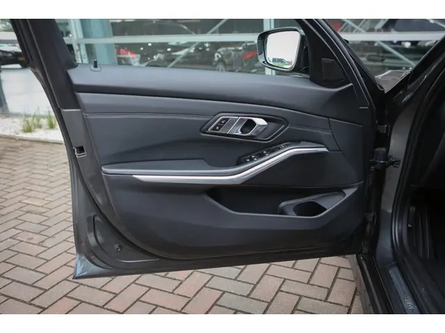 BMW 3 Serie 320i High Executive 2019 Benzine 4