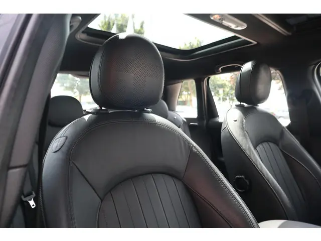 MINI 5-Deurs Cooper S 2020 Benzine 16