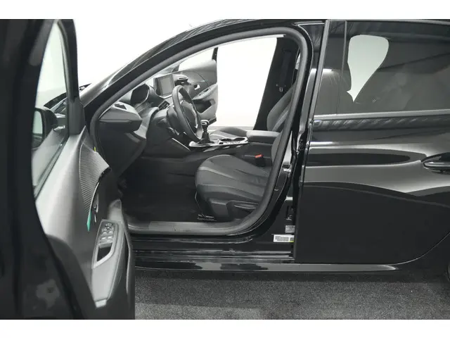 Peugeot 208 PureTech 100 Allure Pack 2023 Benzine 22