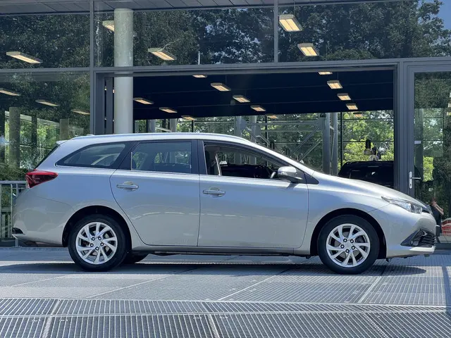 Toyota Auris Touring Sports 1.2T Aspiration 2017 Benzine 17