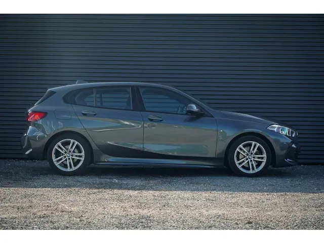 BMW 1 Serie 118i High Executive 2021 Benzine 13