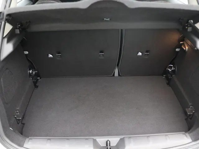 MINI 5-Deurs Cooper 2024 Benzine 23