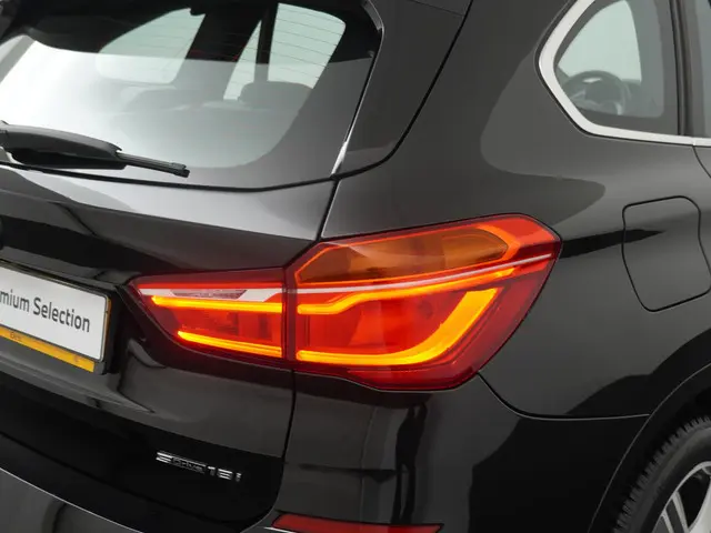 BMW X1 sDrive18i High Executive Edition 2019 Benzine 27