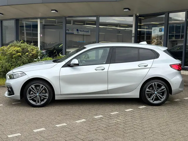 BMW 1 Serie 118i Executive Edition 2020 Benzine 3