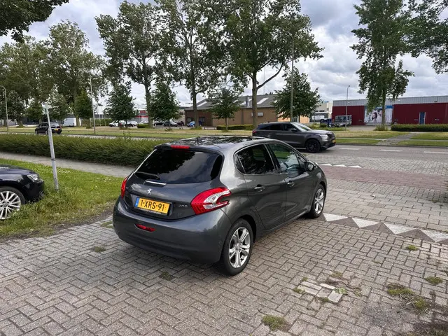 Peugeot 208 1.2 VTi Allure Clima.Navi.Pano 2014 Benzine 4