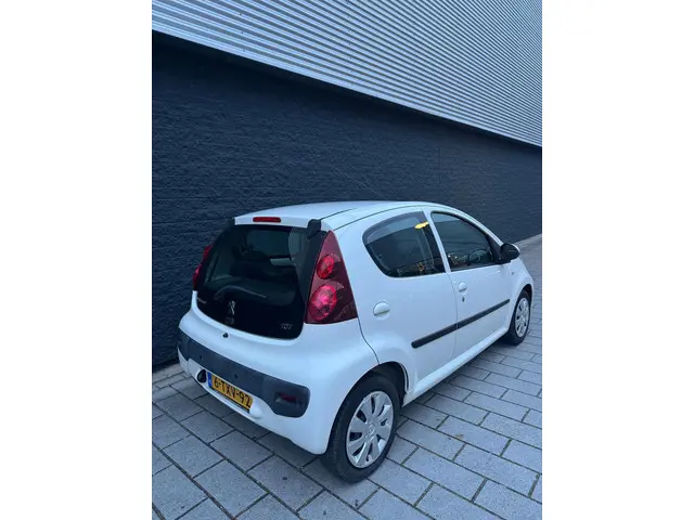 Peugeot 107 1.0 Active 2014 Benzine 6