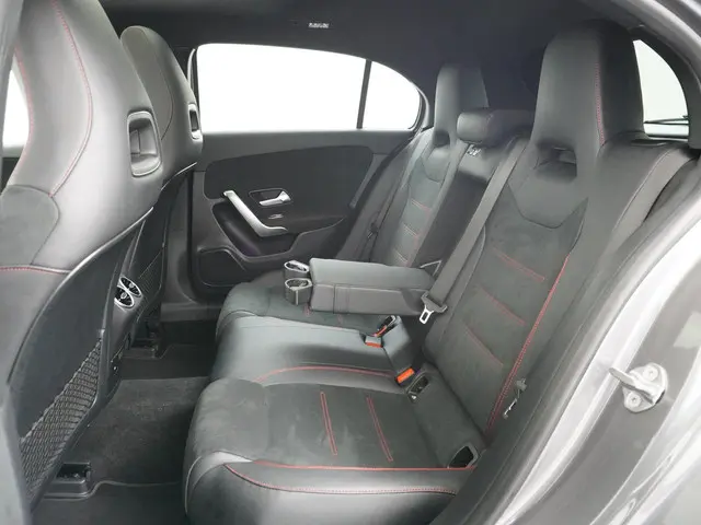 Mercedes-Benz A-Klasse 200 AMG Line 2023 Benzine 20