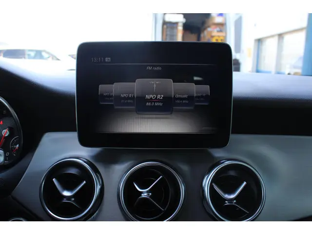 Mercedes-Benz GLA 180 Business 2018 Benzine 33