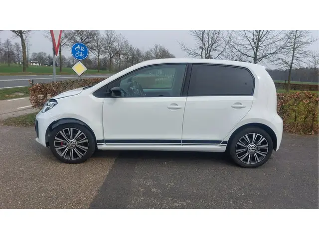 Volkswagen up! 1.0 BMT high up! 2018 Benzine 13