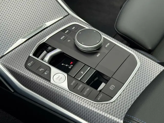 BMW 3 Serie Touring 330e xDrive 2024 Hybride Benzine 12