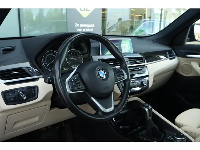 BMW X1 xDrive20i High Executive 2018 Benzine 36