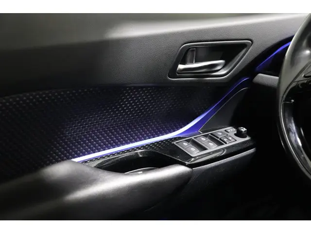 Toyota C-HR 1.8 Hybrid Bi-Tone, 2017 Hybride Benzine 29