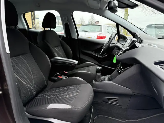 Peugeot 208 1.2 VTi Envy 2013 Benzine 8